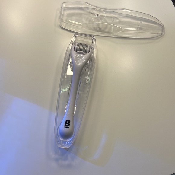 Microneedle Derma Facial Roller With Storage Case - Picture 8 of 8